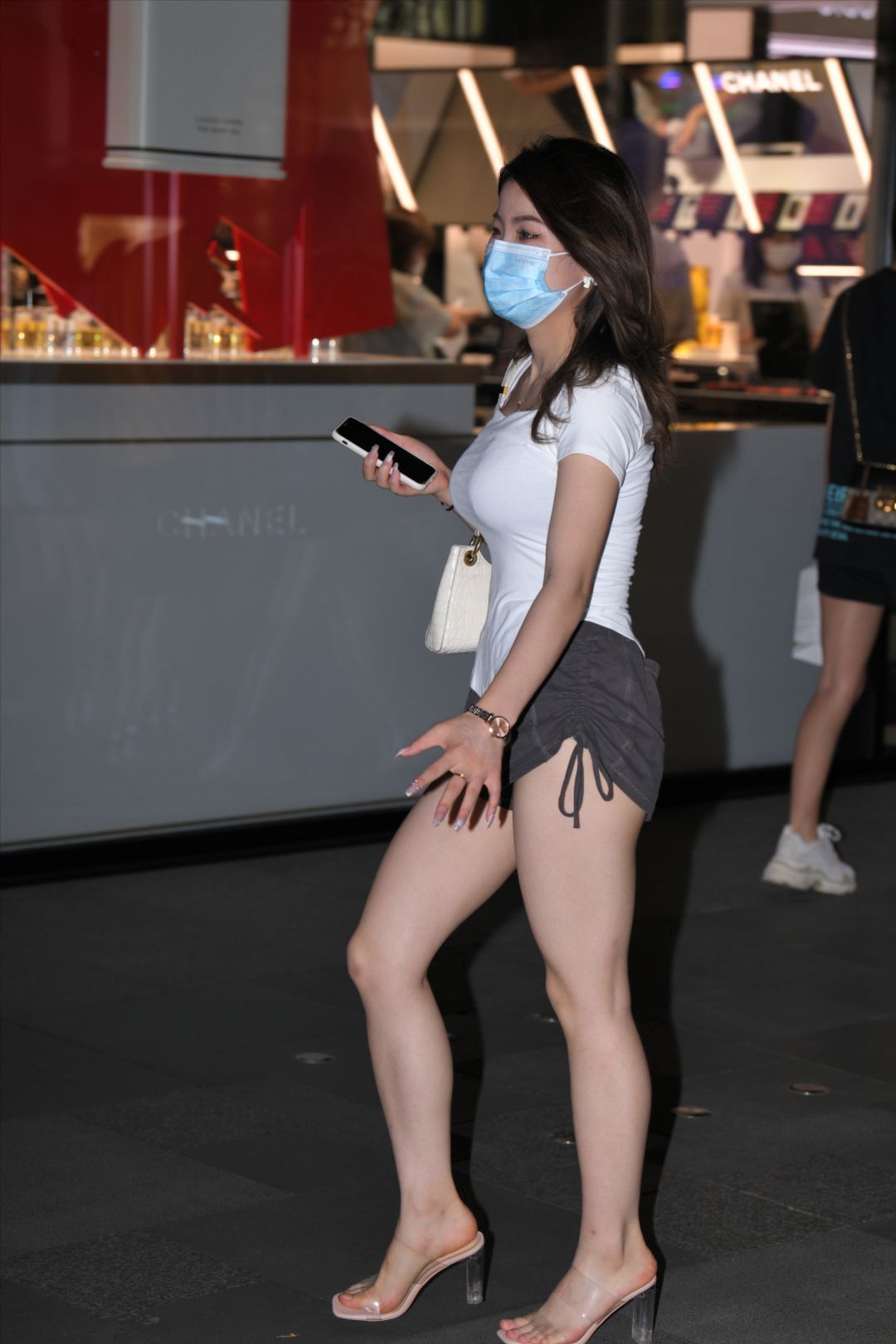 图片[5]-短裤丰满美女-街拍图满多