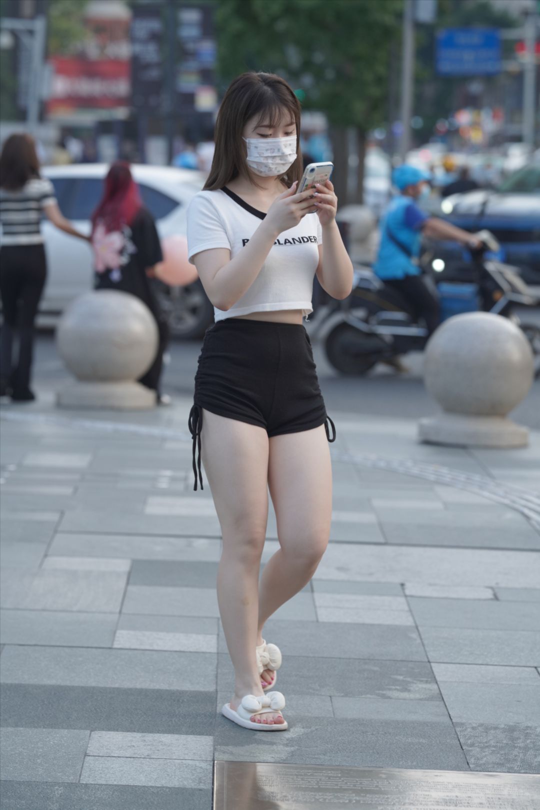 大白腿微胖热裤美女-街拍图满多