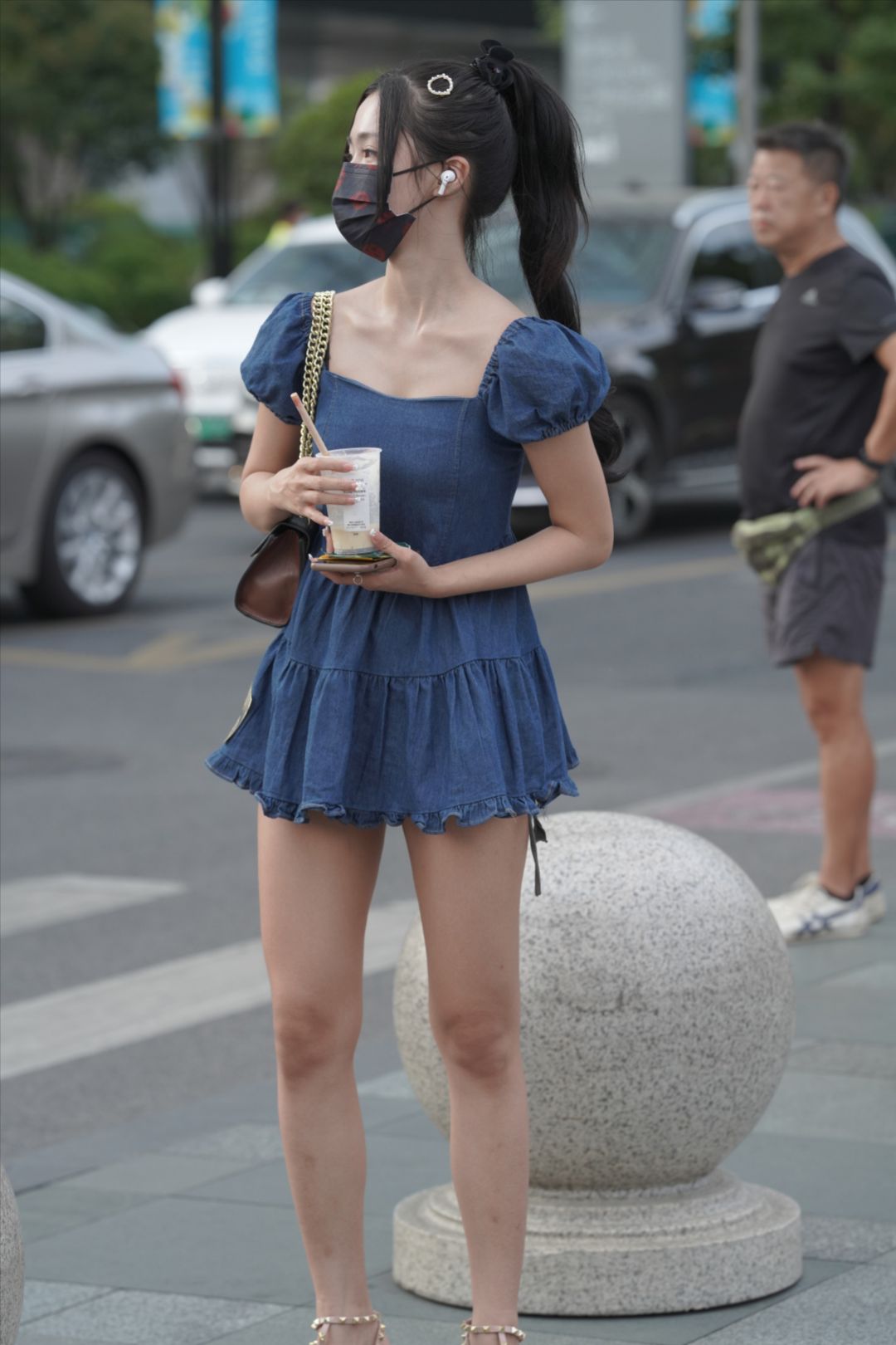 可爱牛仔裙小妹-街拍图满多