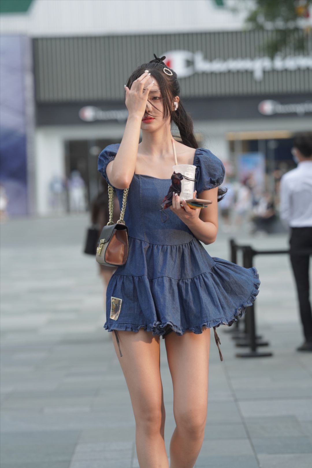 图片[5]-可爱牛仔裙小妹-街拍图满多