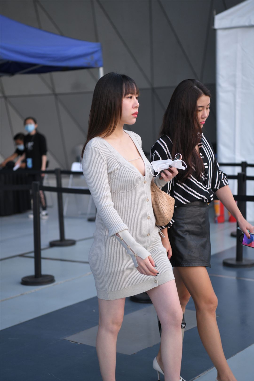 图片[5]-高跟鞋少妇-街拍图满多