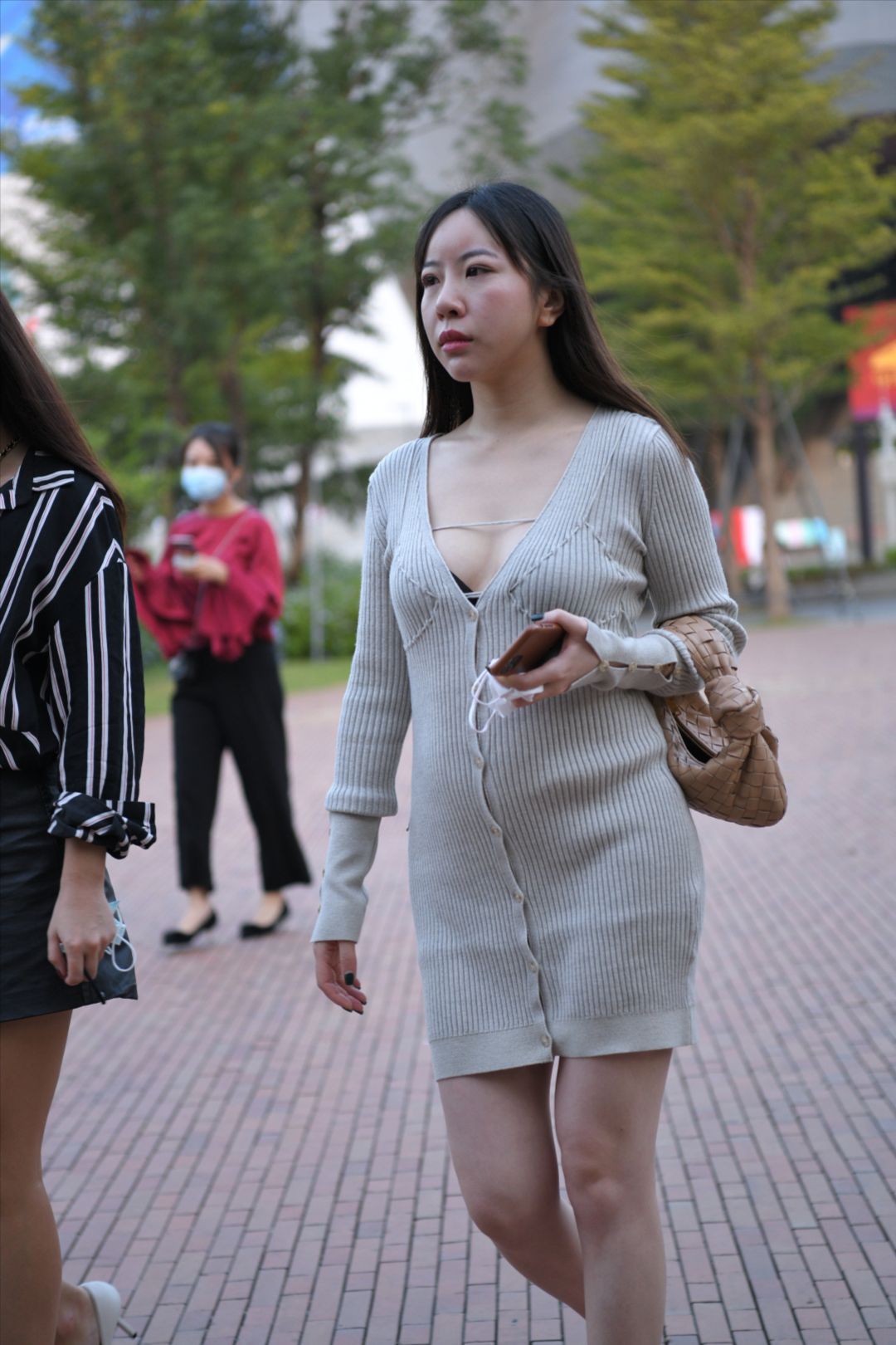 图片[2]-高跟鞋少妇-街拍图满多
