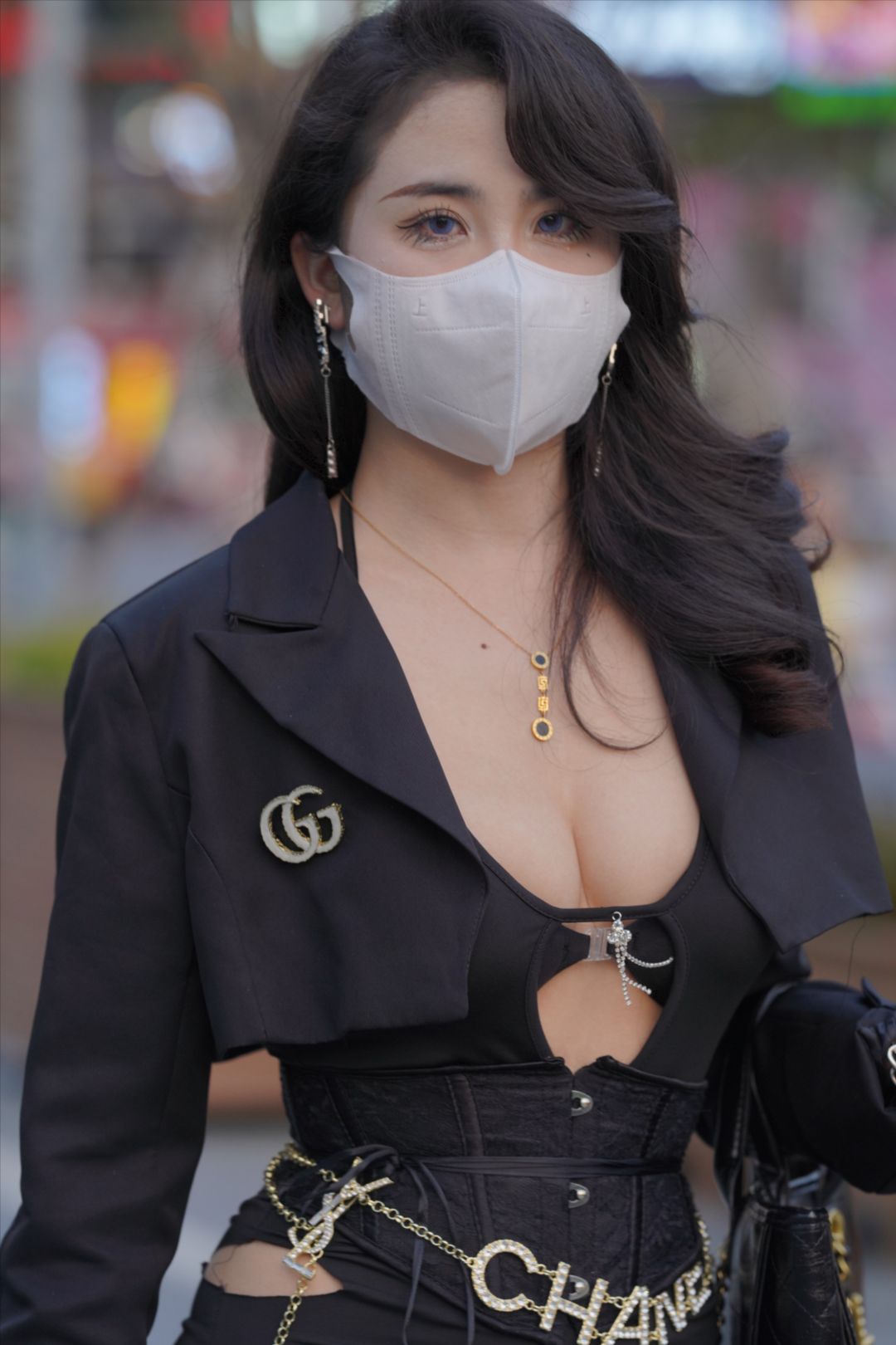 黑色长裙前卫穿搭-街拍图满多