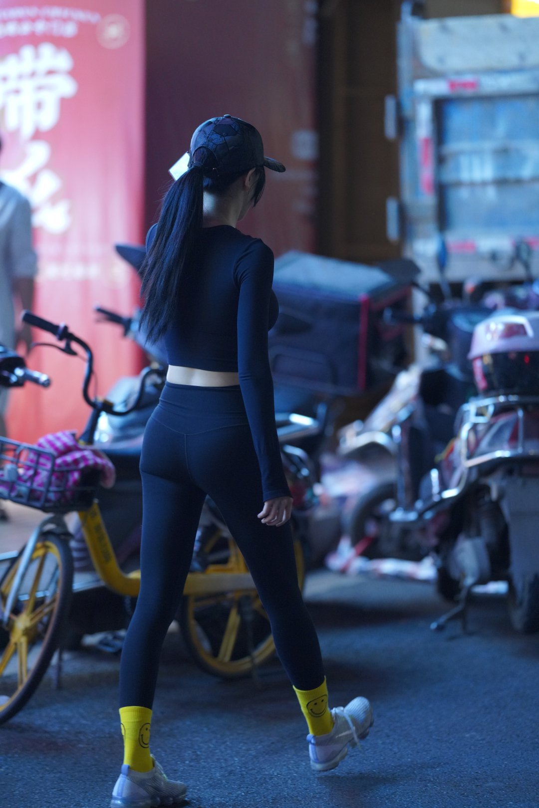图片[5]-高挑时尚妹子紧身裤大长腿小姐姐