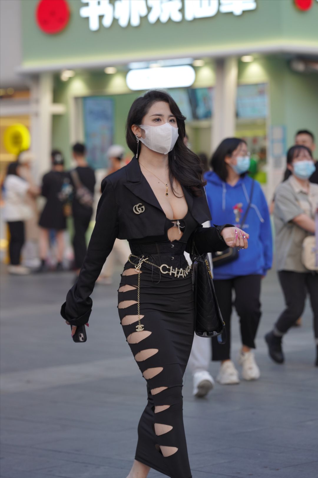 图片[2]-黑色长裙前卫穿搭-街拍图满多