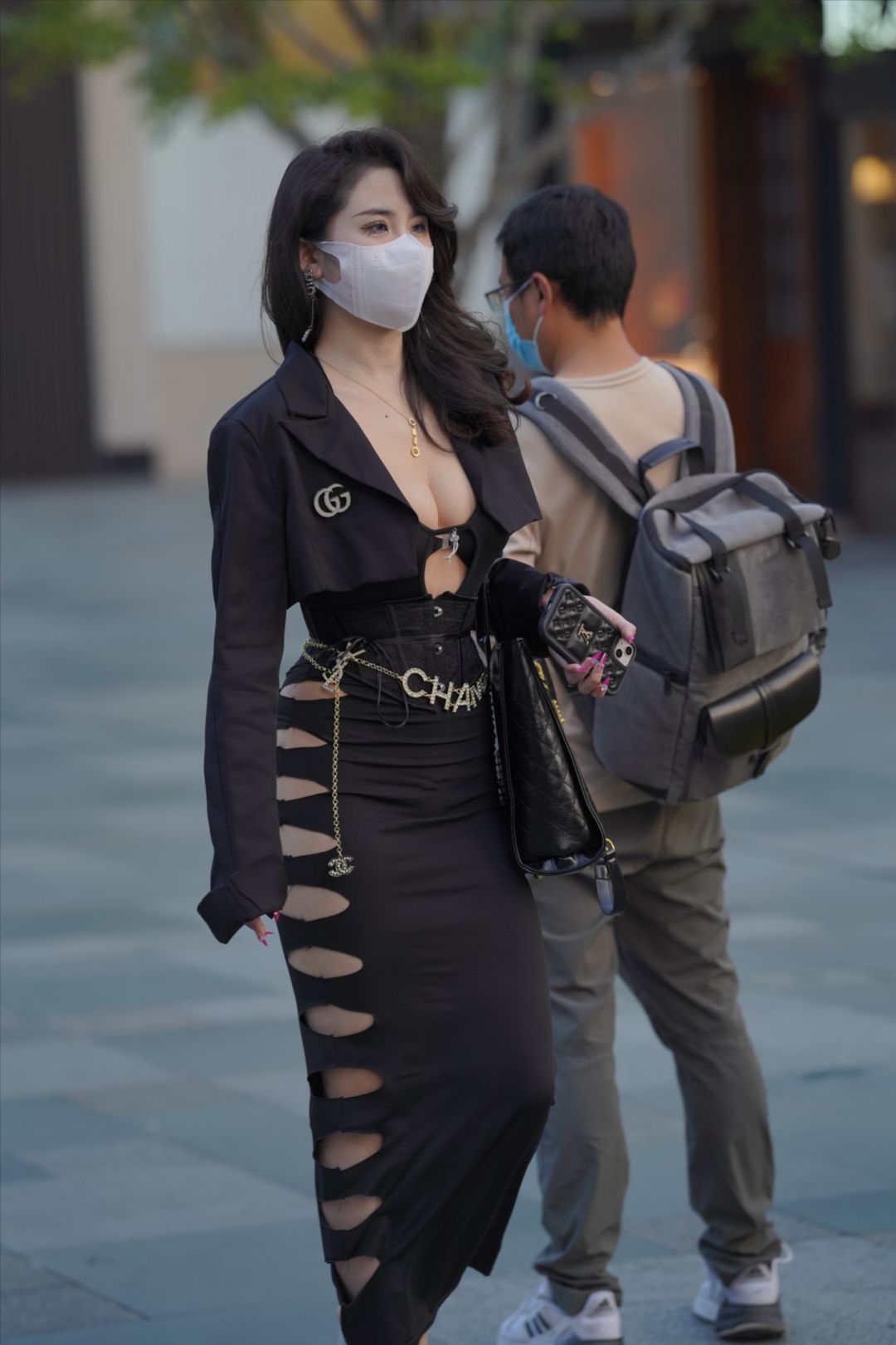 图片[5]-黑色长裙前卫穿搭-街拍图满多