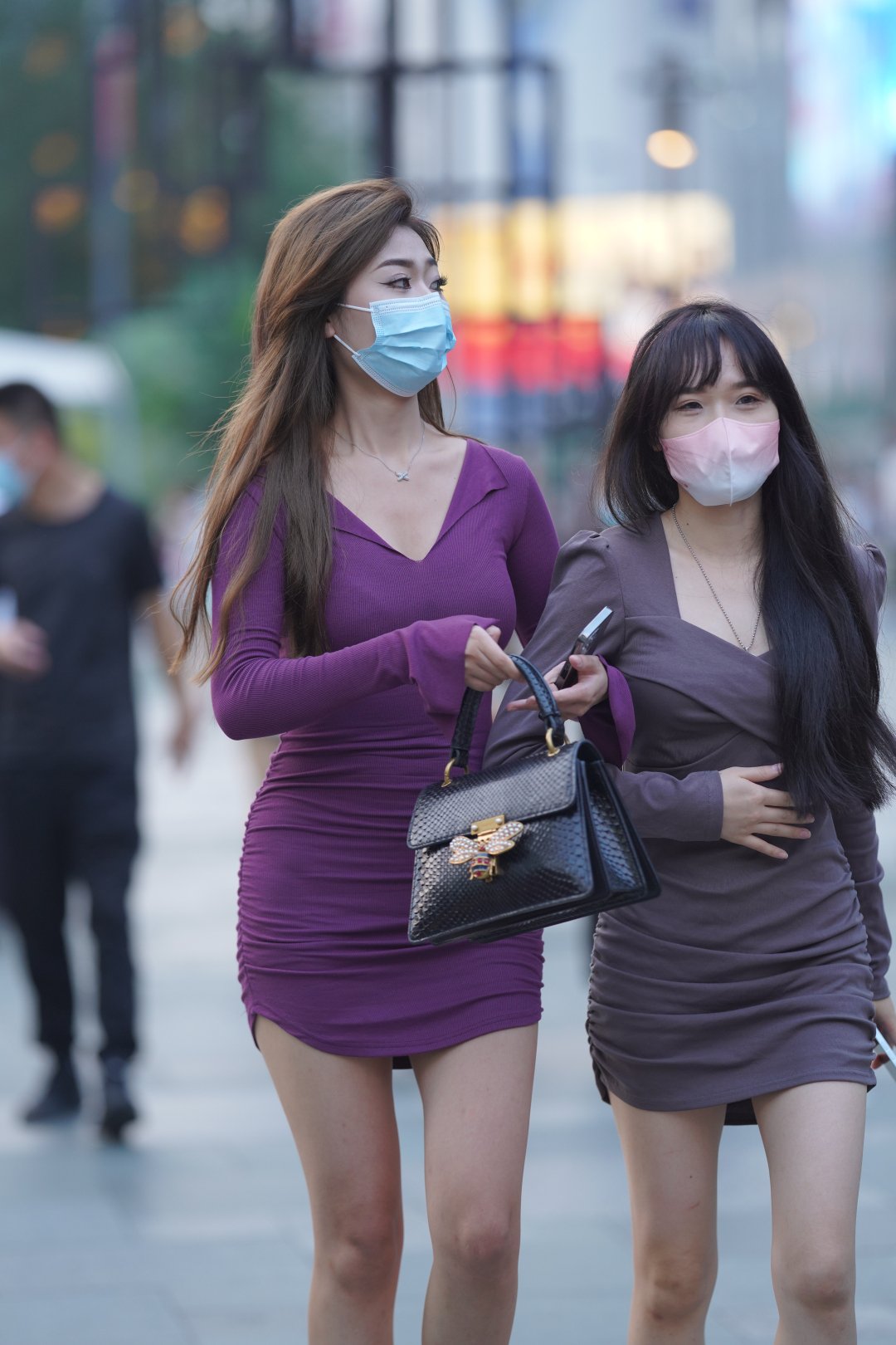图片[2]-漂亮包臀裙闺蜜-街拍图满多