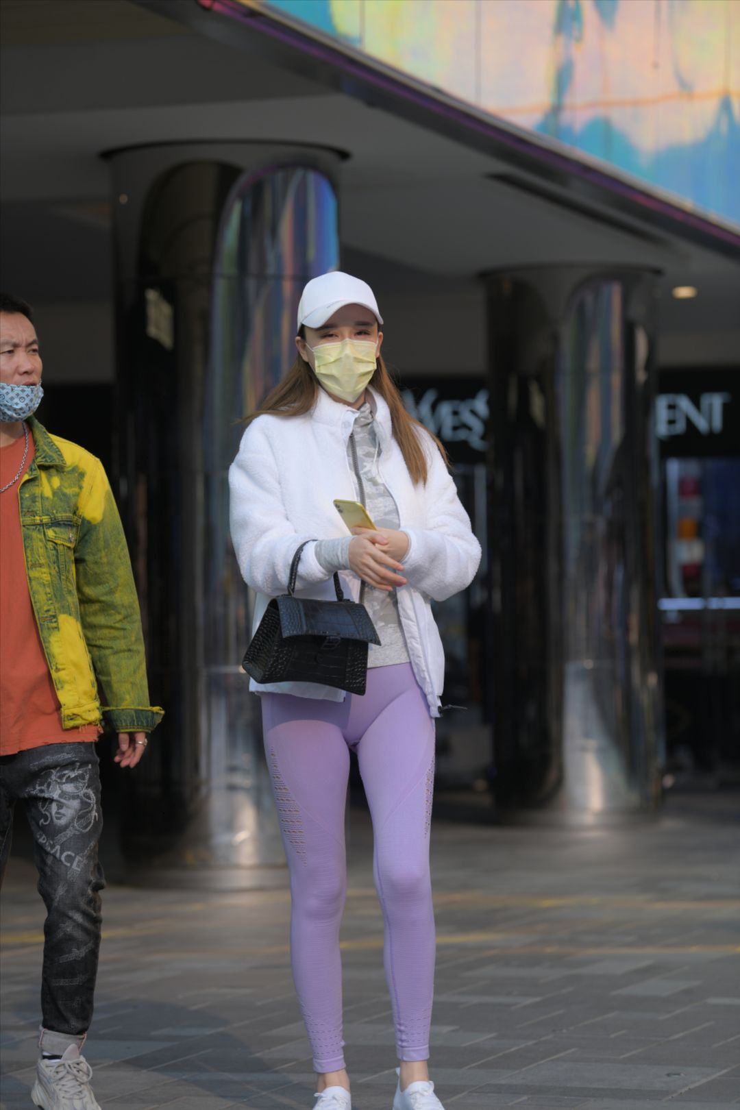 图片[2]-紧身裤美女街拍-街拍图满多