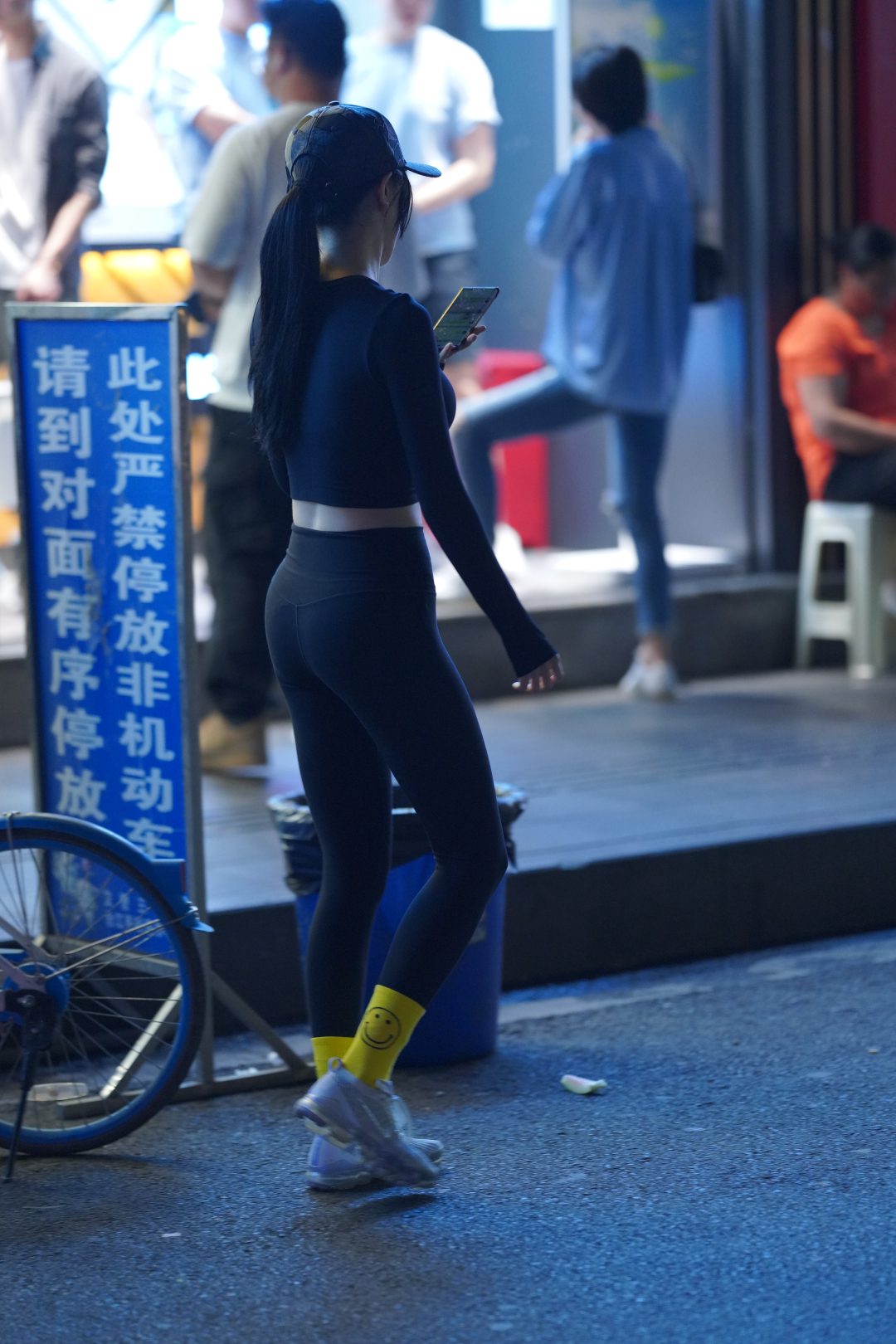 图片[4]-高挑时尚妹子紧身裤大长腿小姐姐