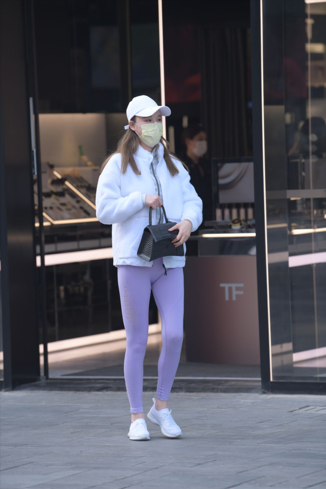 图片[4]-紧身裤美女街拍-街拍图满多