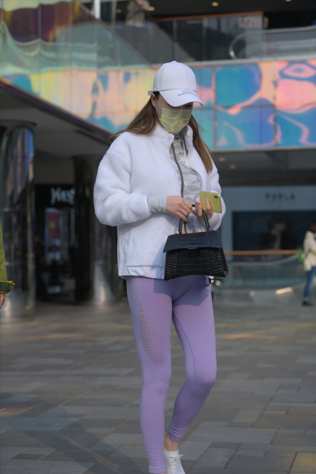 图片[3]-紧身裤美女街拍-街拍图满多