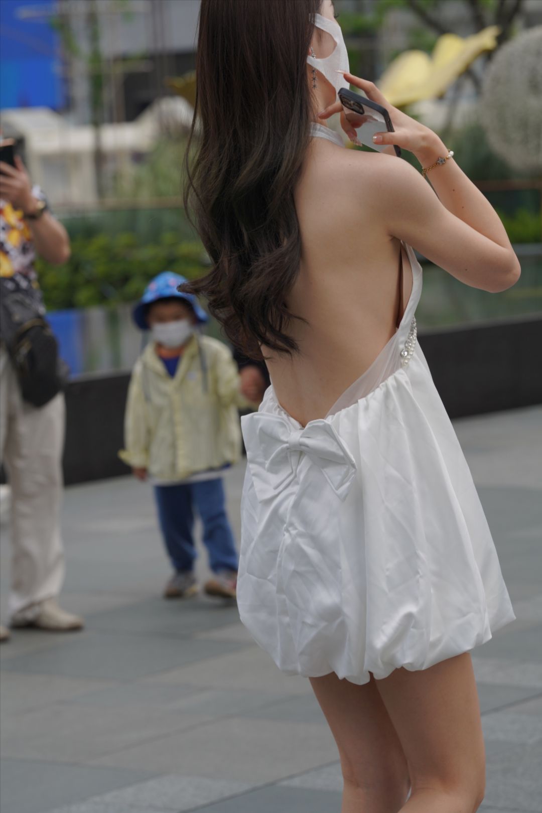 图片[3]-白裙美腿-街拍图满多