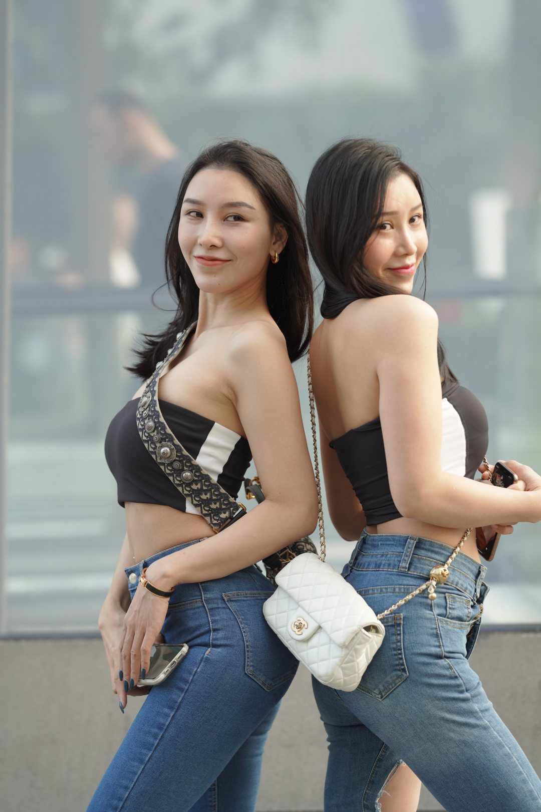 紧身牛仔裤姐妹花