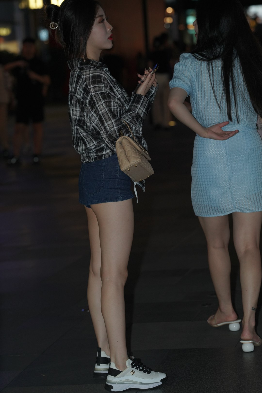 图片[3]-热裤美女-街拍图满多