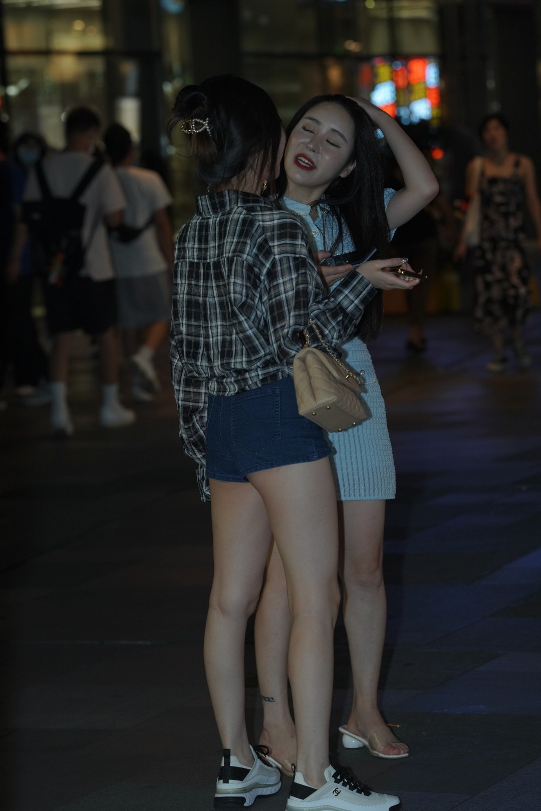 图片[4]-热裤美女-街拍图满多