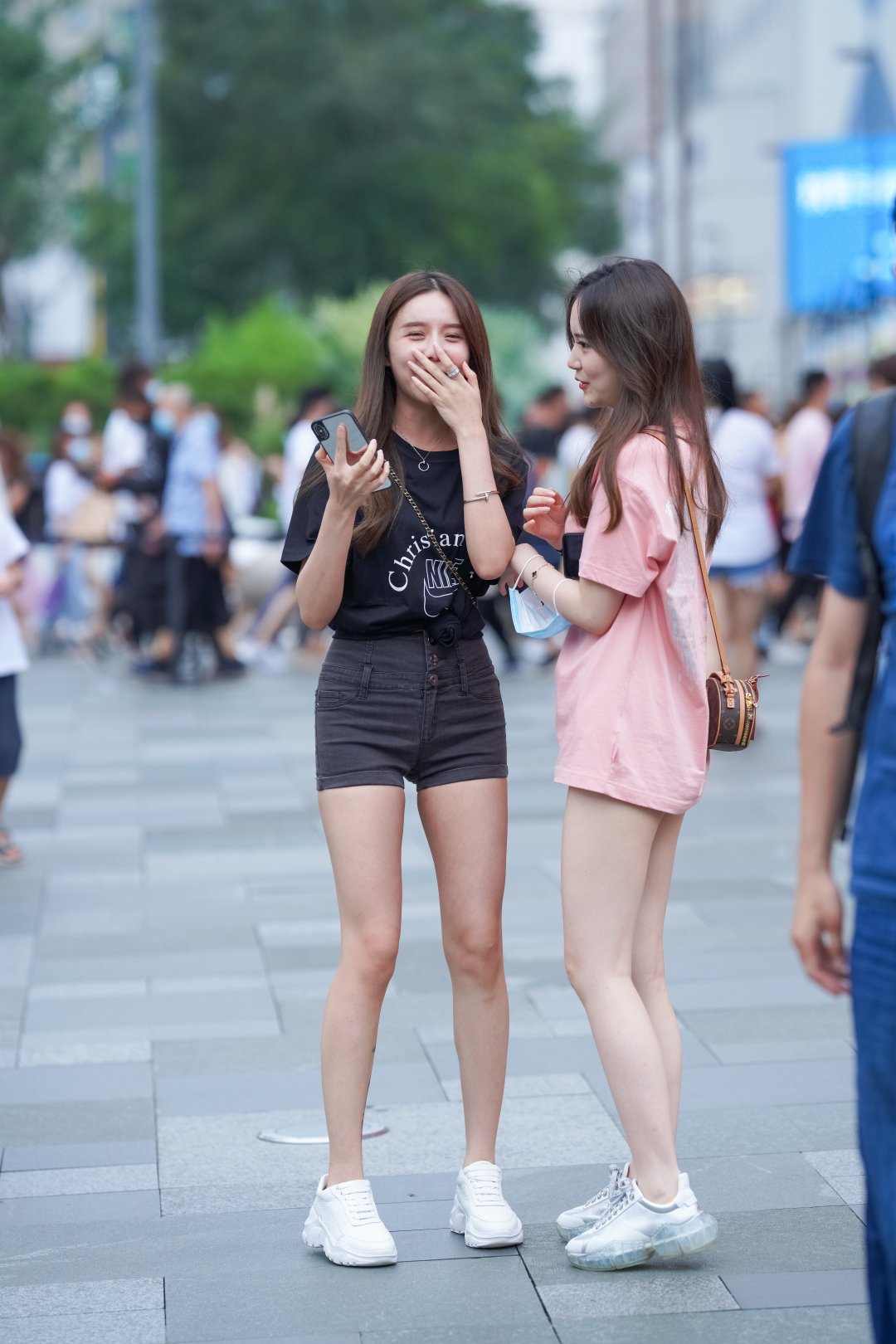 图片[5]-热裤美腿姐妹-街拍图满多