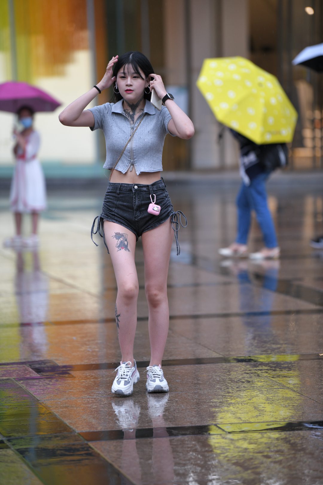图片[2]-雨中牛仔热裤妹子-街拍图满多