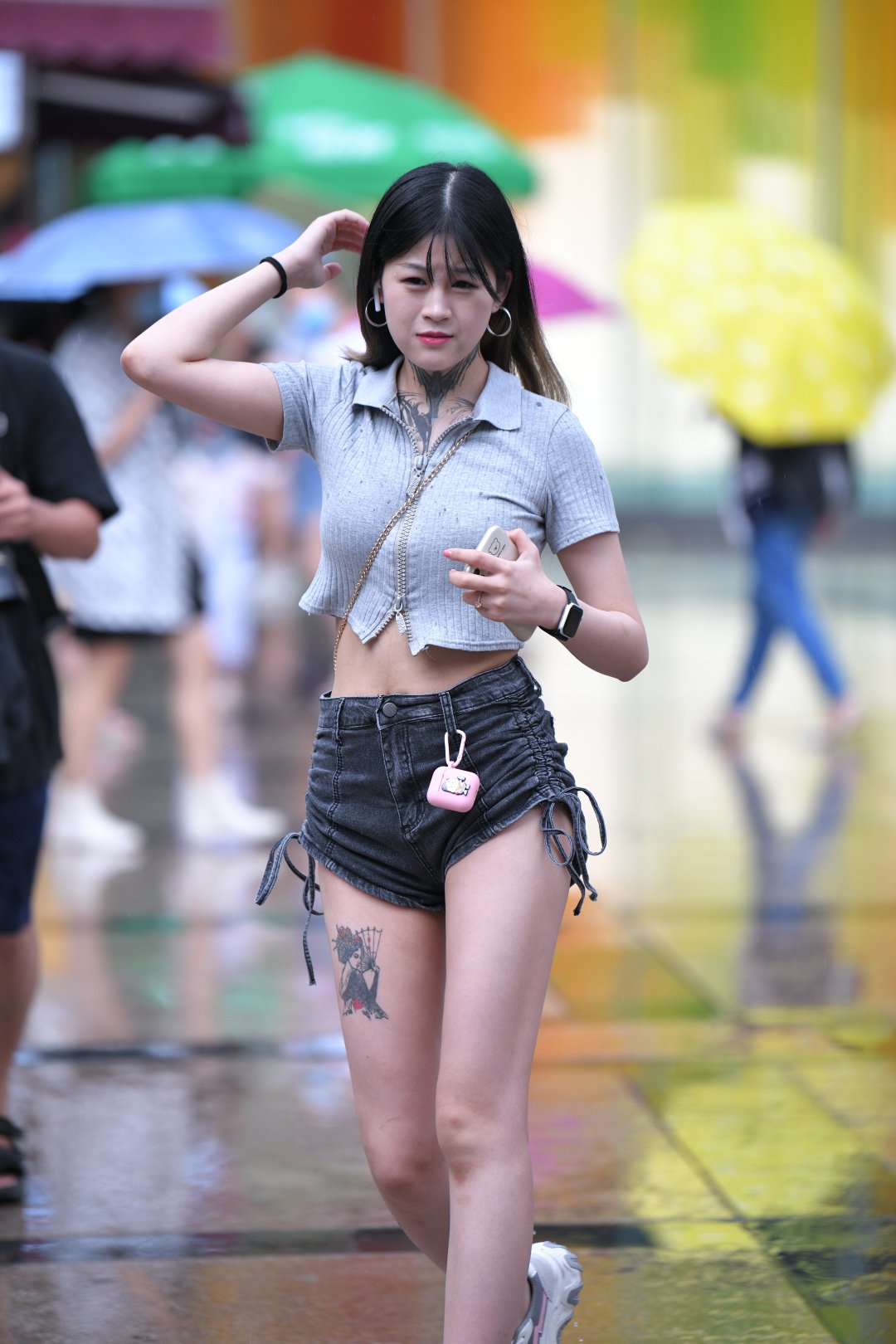 图片[4]-雨中牛仔热裤妹子-街拍图满多