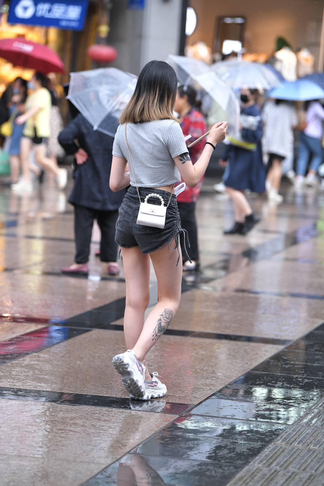 图片[5]-雨中牛仔热裤妹子-街拍图满多