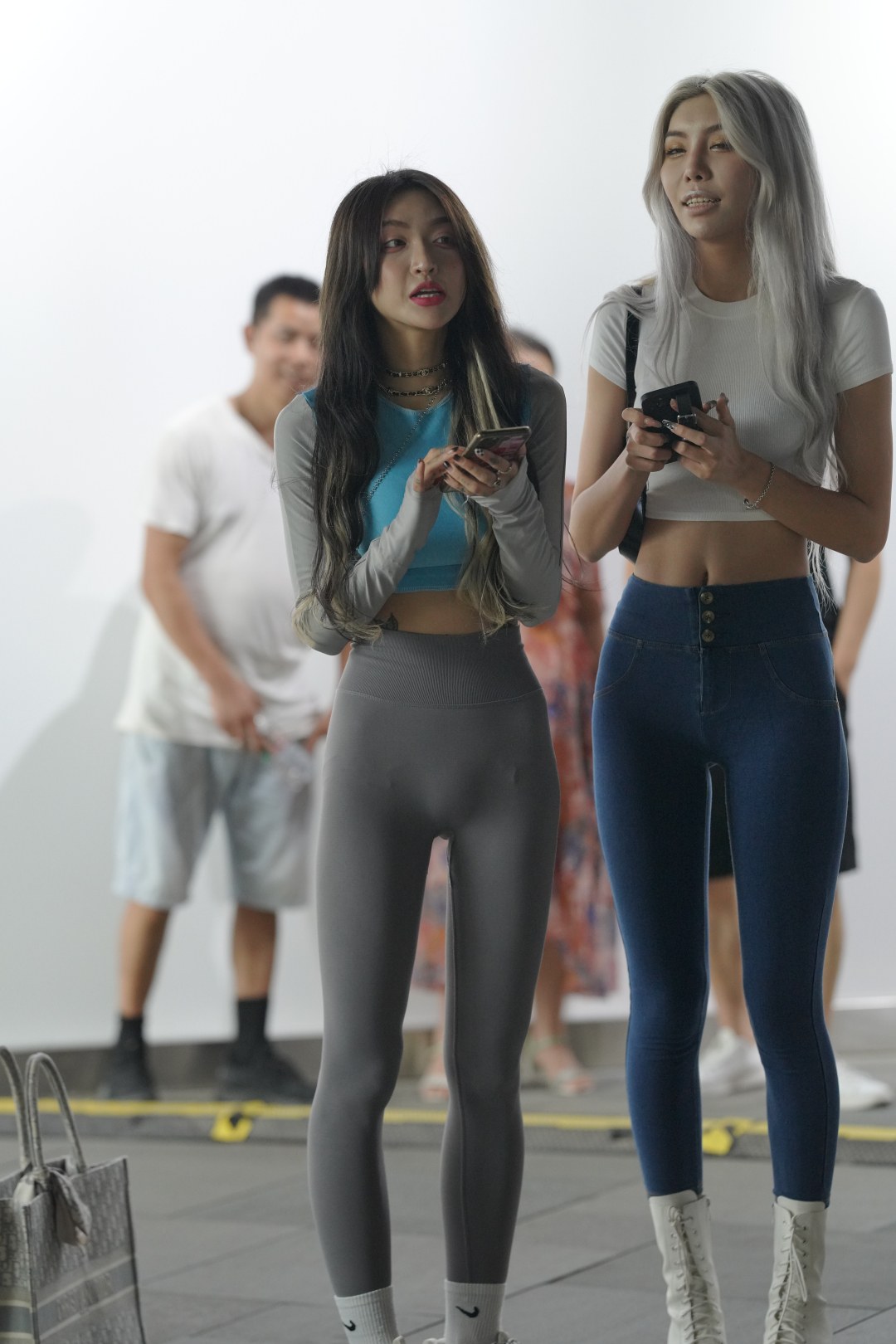 图片[8]-两位极品美腿美女-街拍图满多