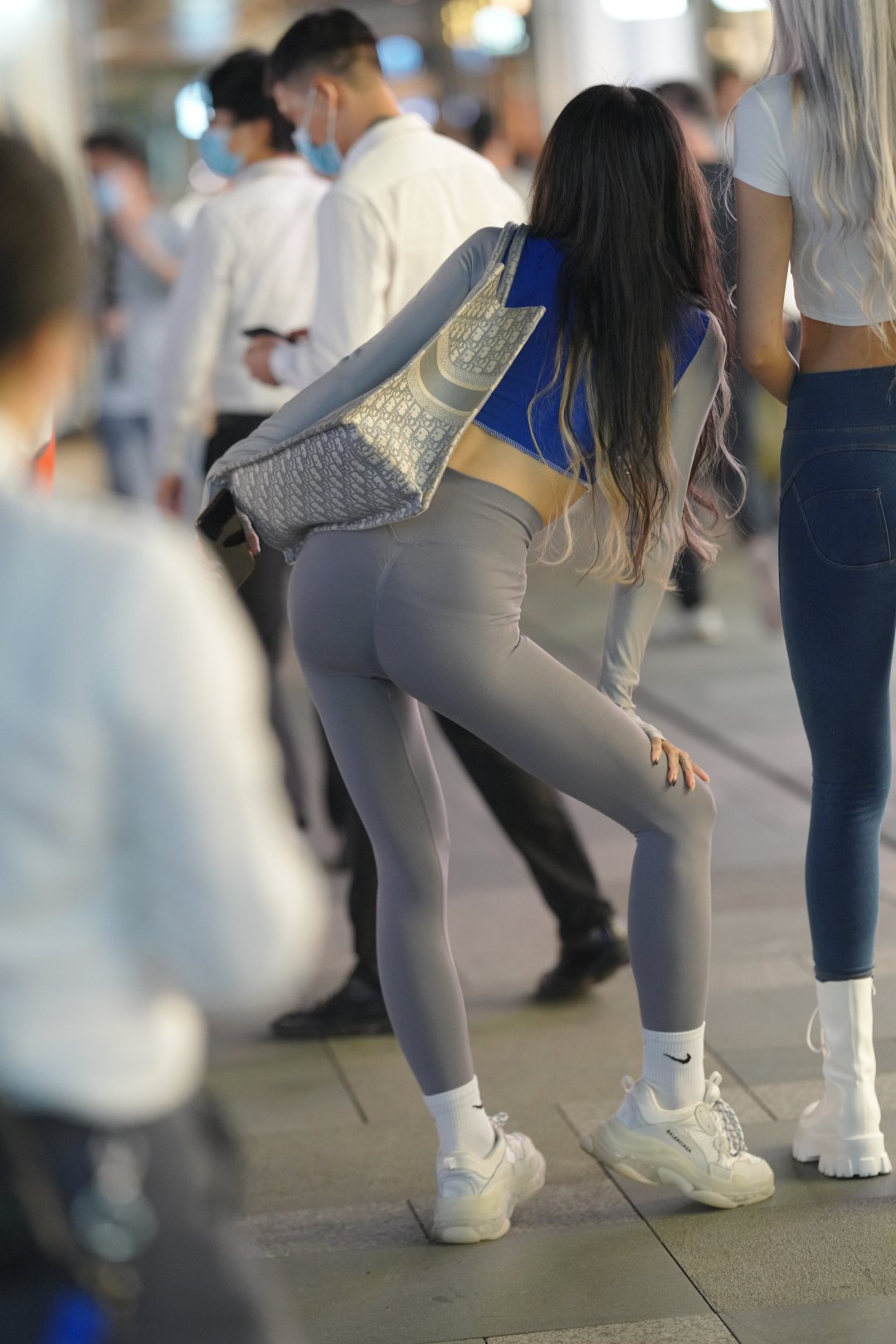 图片[5]-两位极品美腿美女-街拍图满多