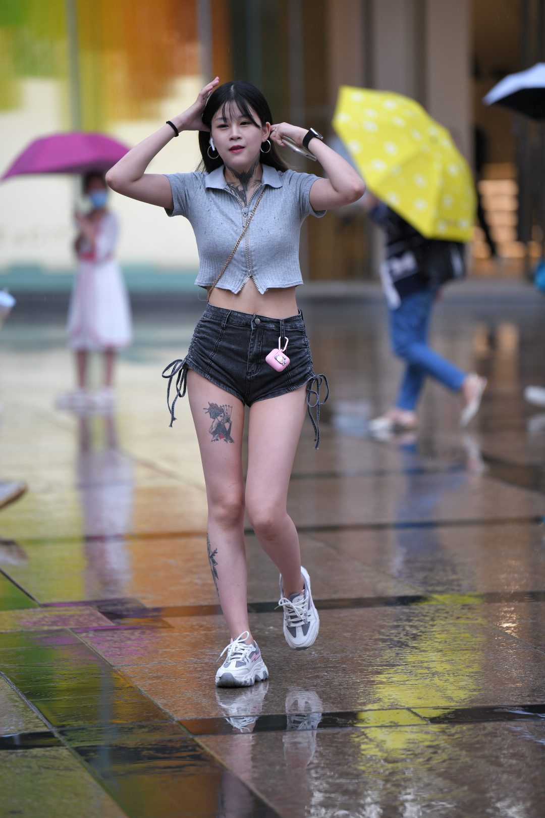 雨中牛仔热裤妹子-街拍图满多