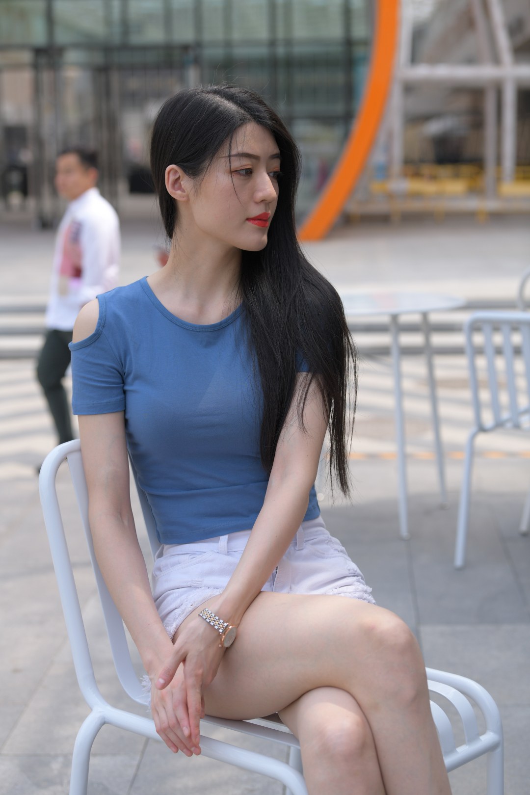 图片[3]-白色热裤美女-街拍图满多