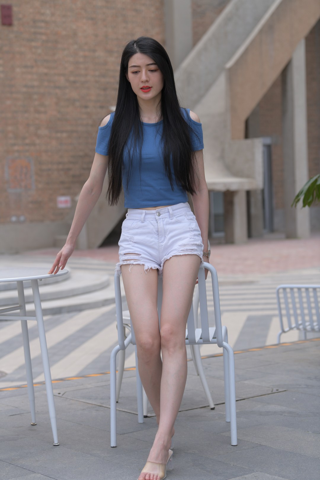 白色热裤美女-街拍图满多