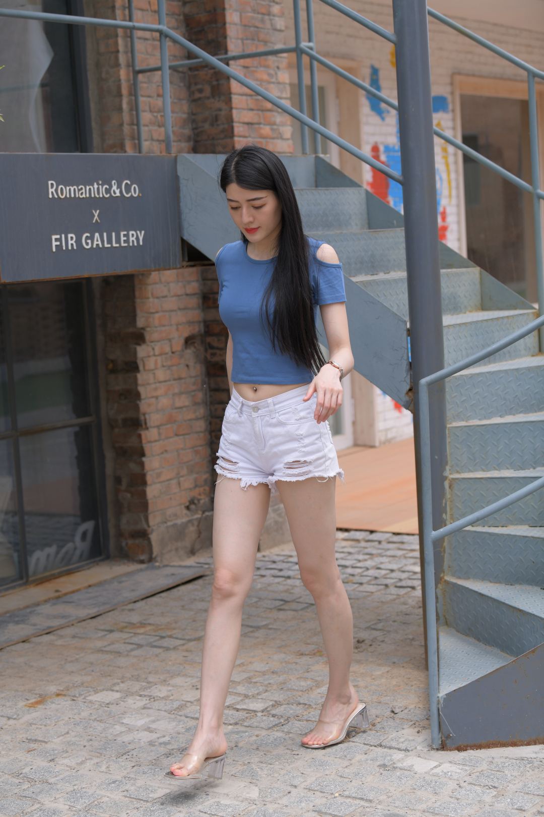 图片[7]-白色热裤美女-街拍图满多