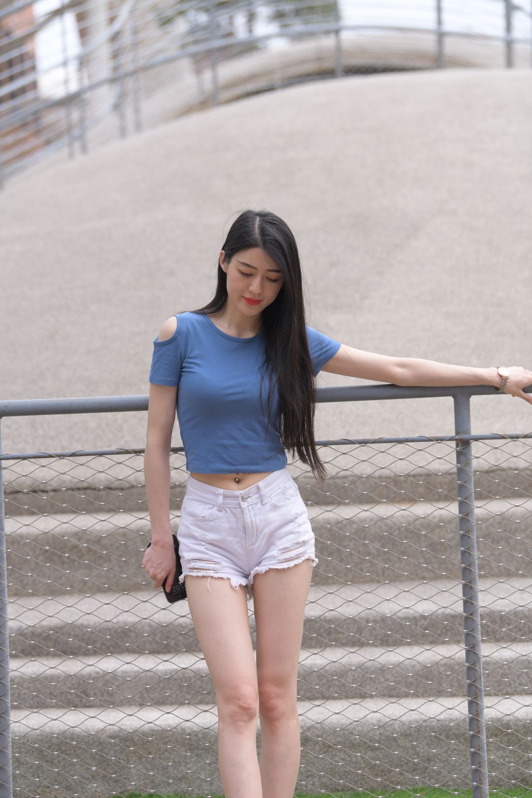 图片[5]-白色热裤美女-街拍图满多