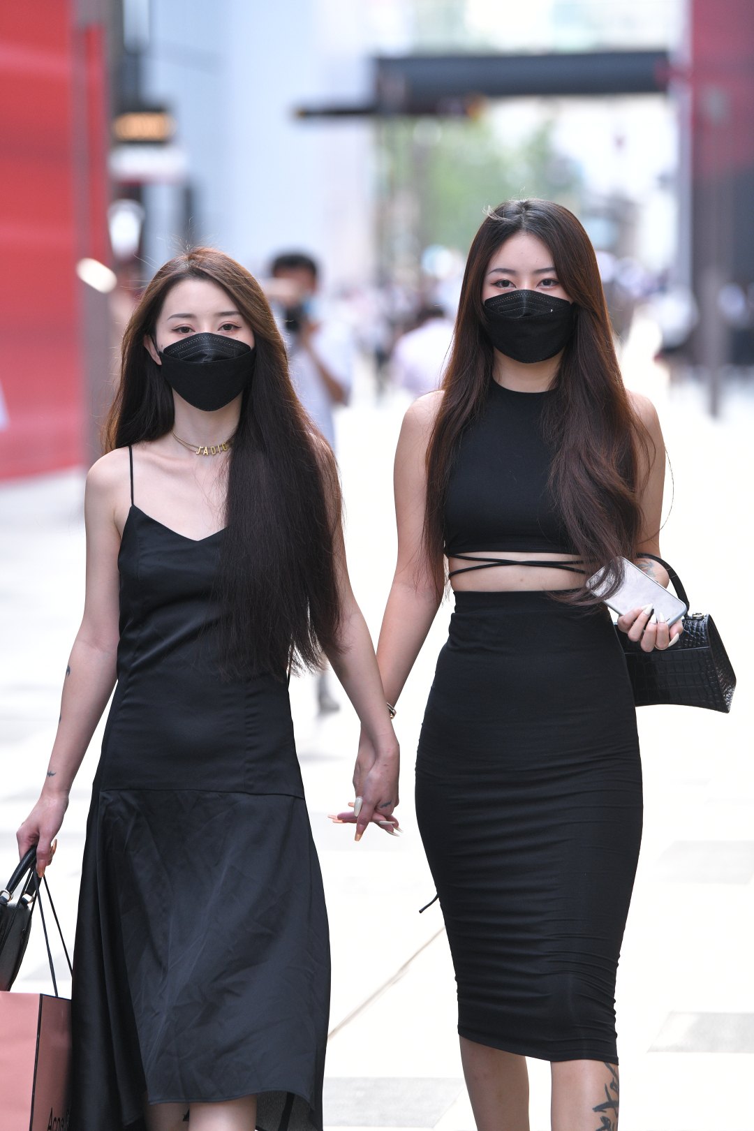 两位黑裙气质美女-街拍图满多