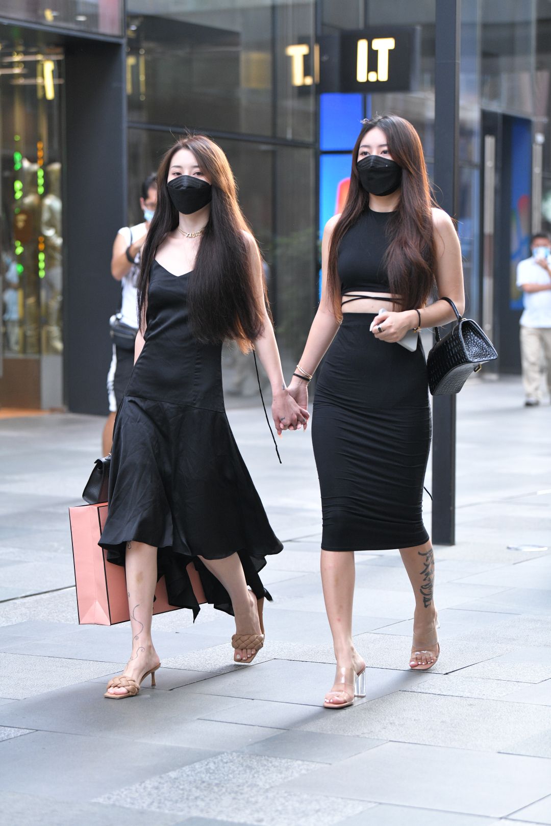 图片[2]-两位黑裙气质美女-街拍图满多