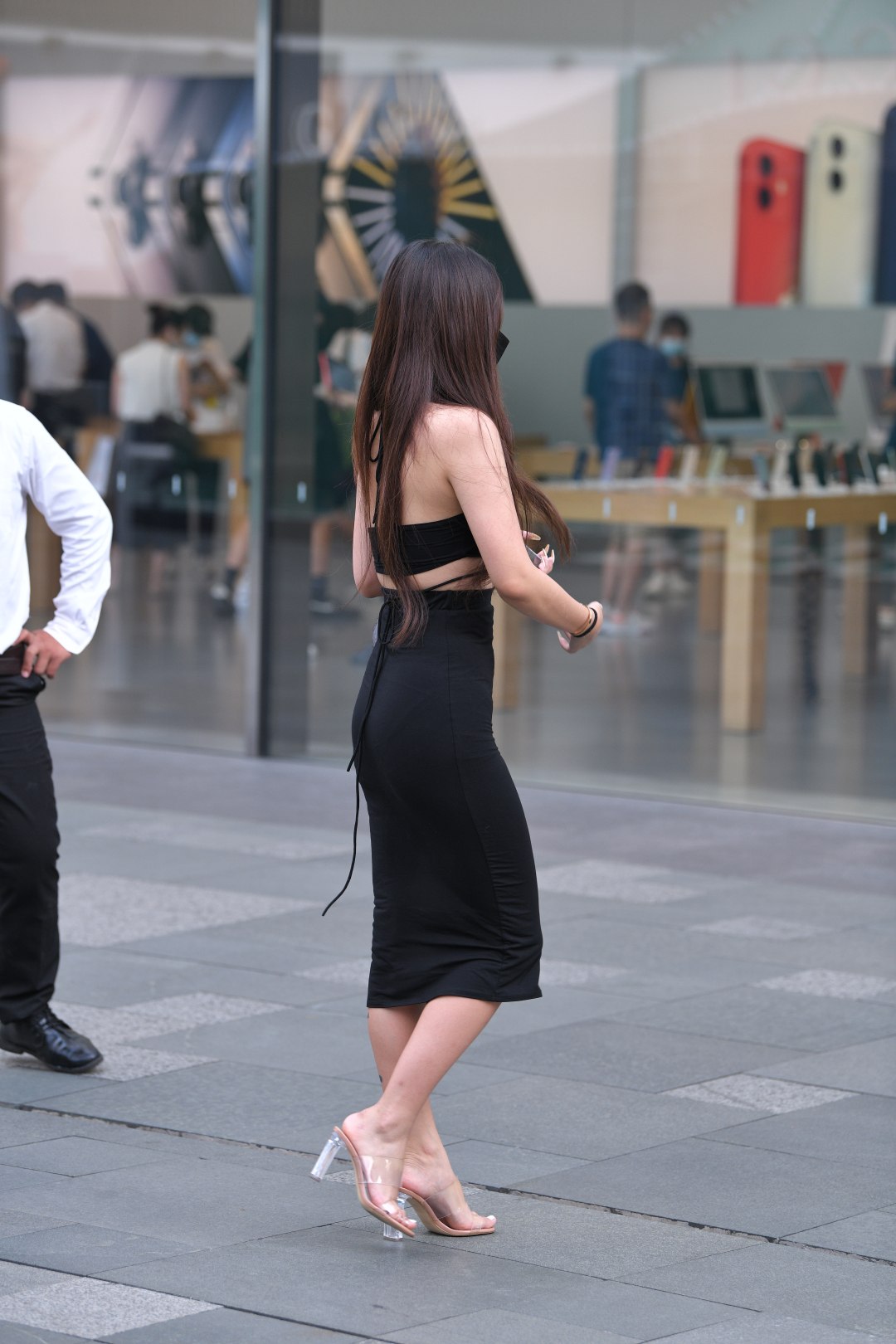 图片[3]-两位黑裙气质美女-街拍图满多