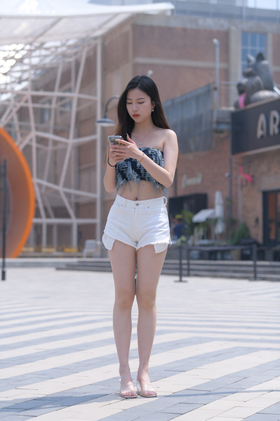 白色热裤-街拍图满多