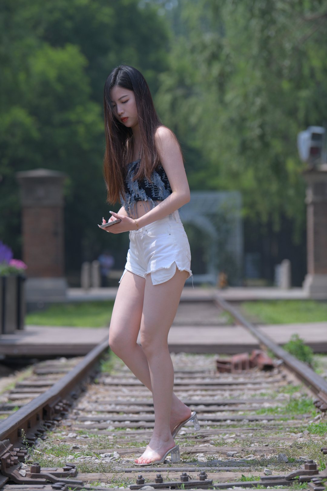 图片[2]-白色热裤-街拍图满多