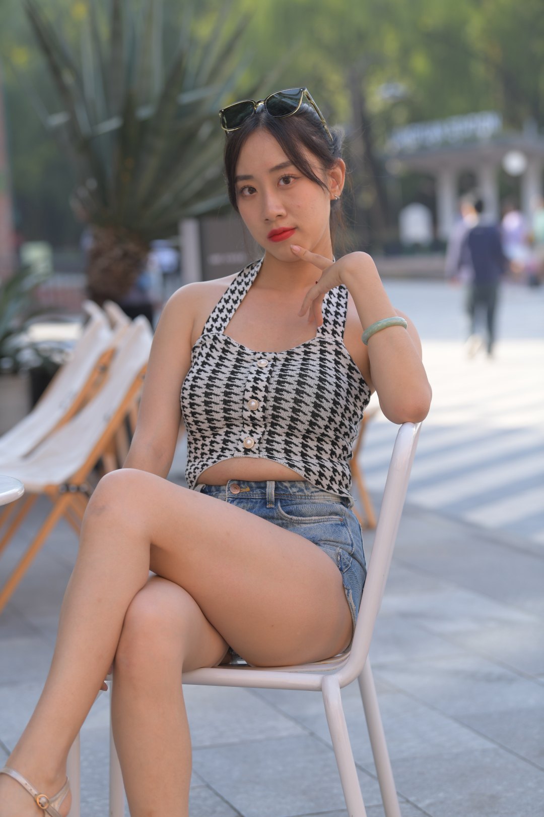 牛仔热裤美女(套图+视频)-街拍图满多