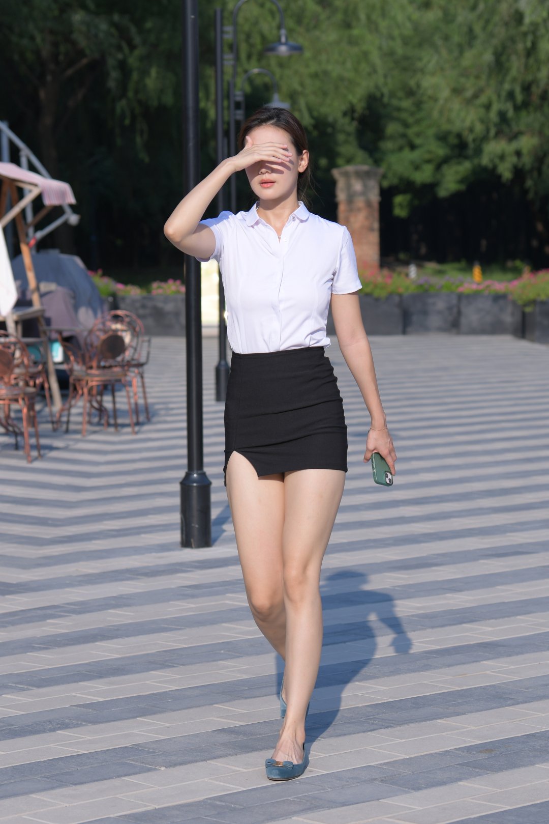 黑色制服包臀裙美女-街拍图满多