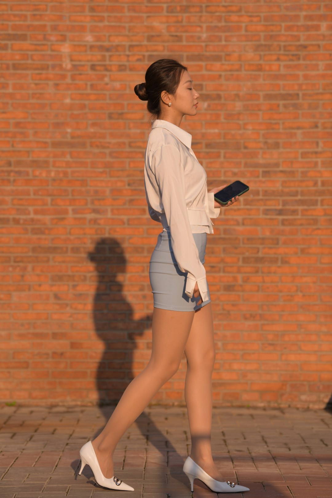 蓝裙制服丝袜美女-街拍图满多