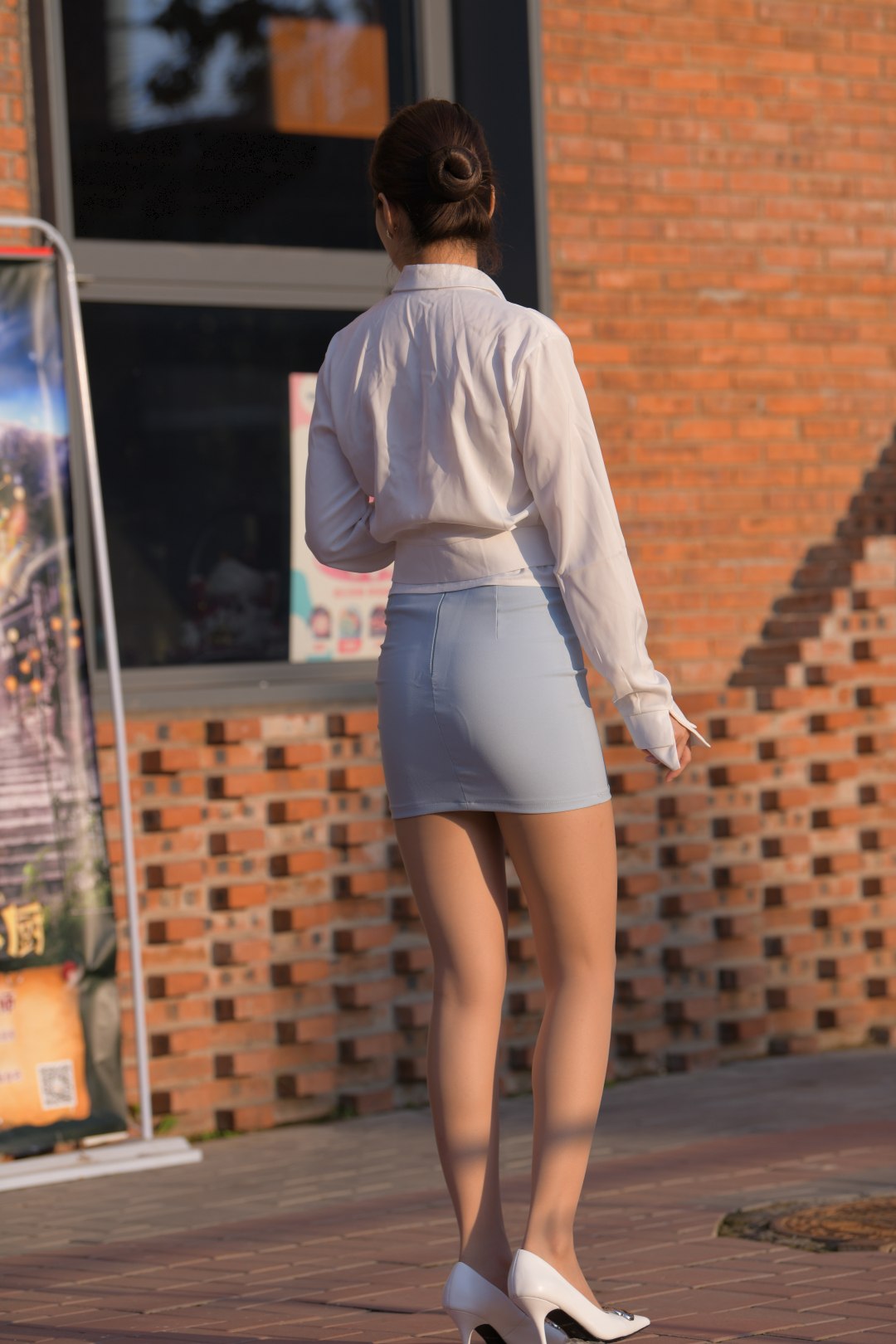 图片[3]-蓝裙制服丝袜美女-街拍图满多