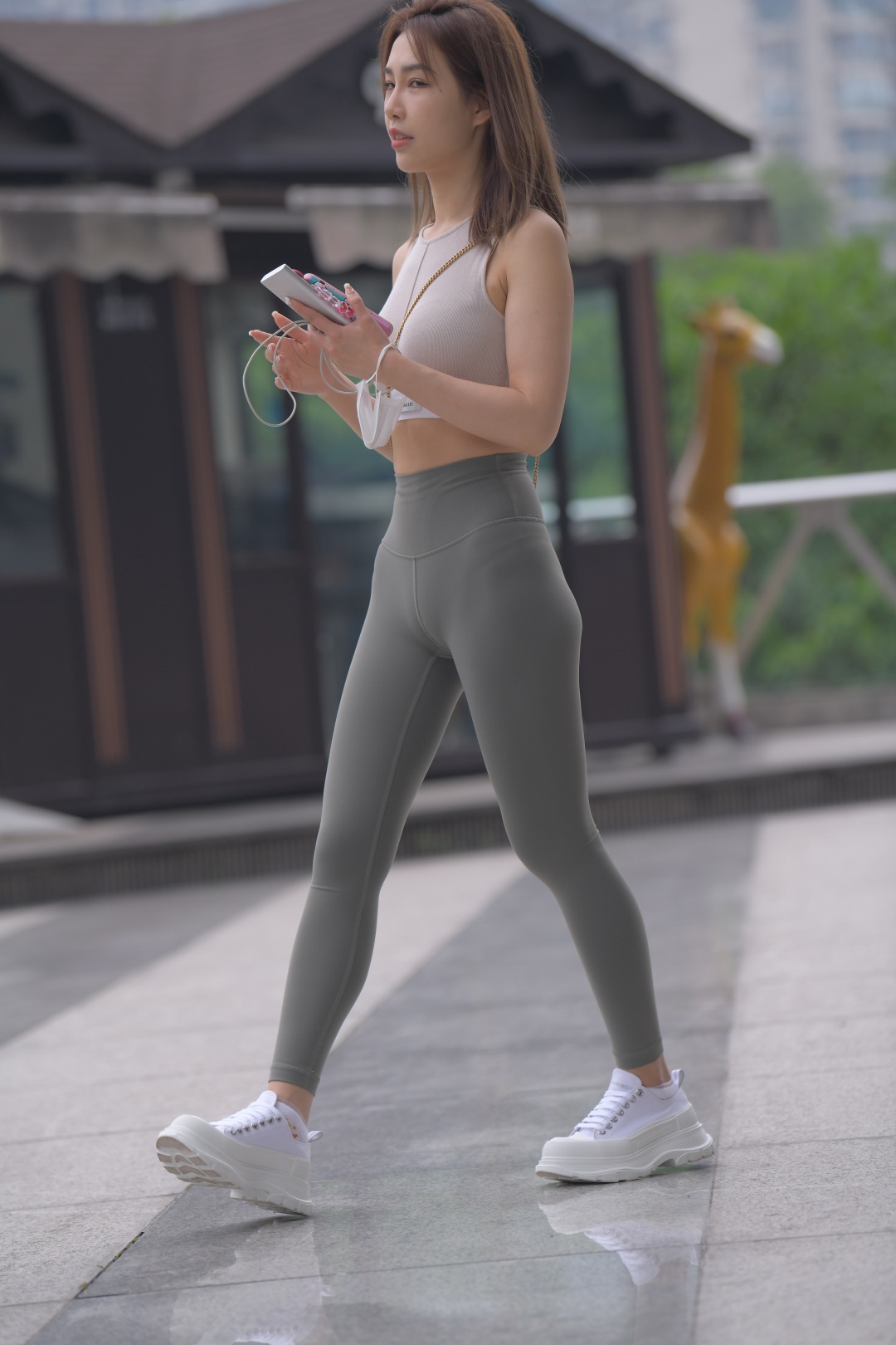 图片[7]-灰绿色瑜伽裤美女(套图+视频)-街拍图满多