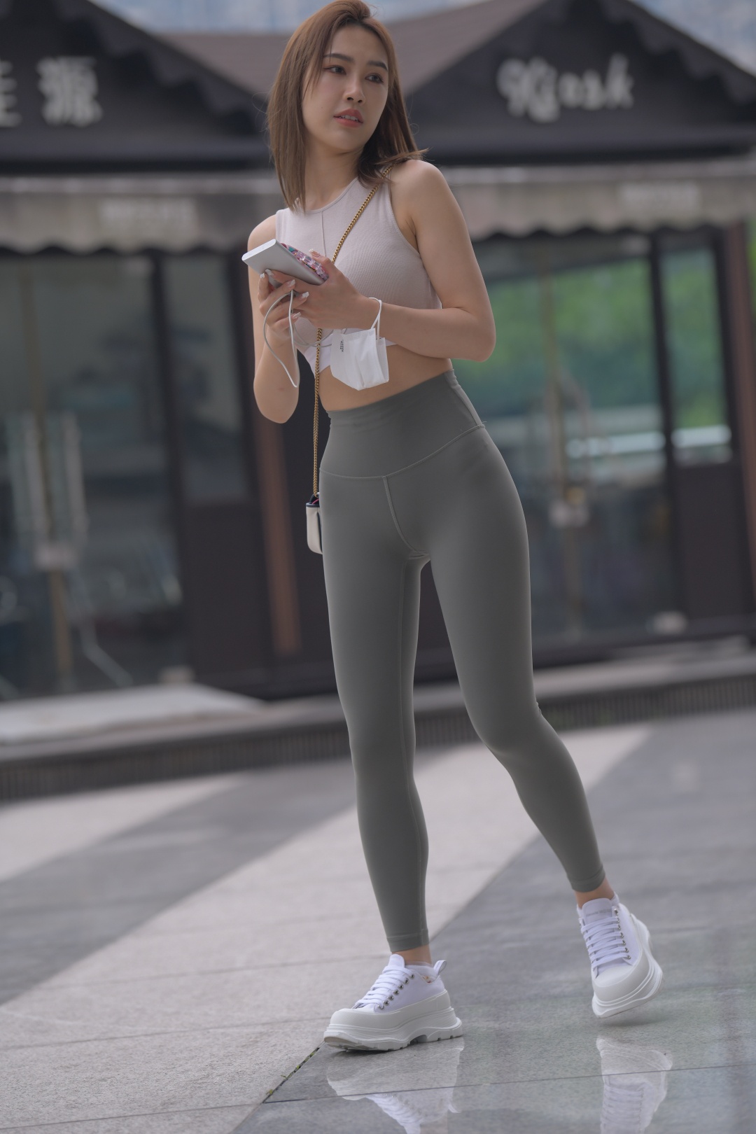 图片[8]-灰绿色瑜伽裤美女(套图+视频)-街拍图满多