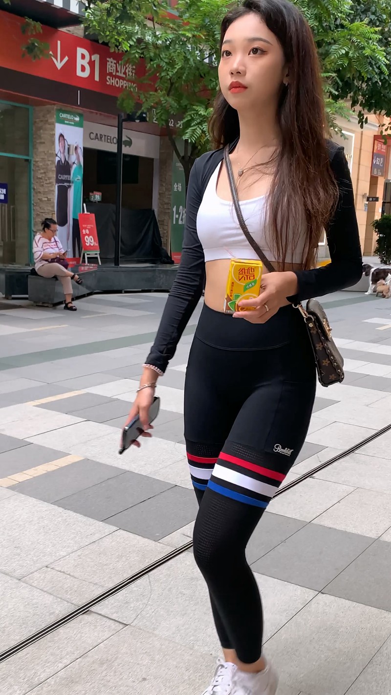 图片[2]-黑色瑜伽裤美女-街拍图满多