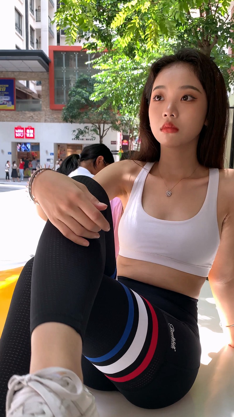 图片[4]-黑色瑜伽裤美女-街拍图满多