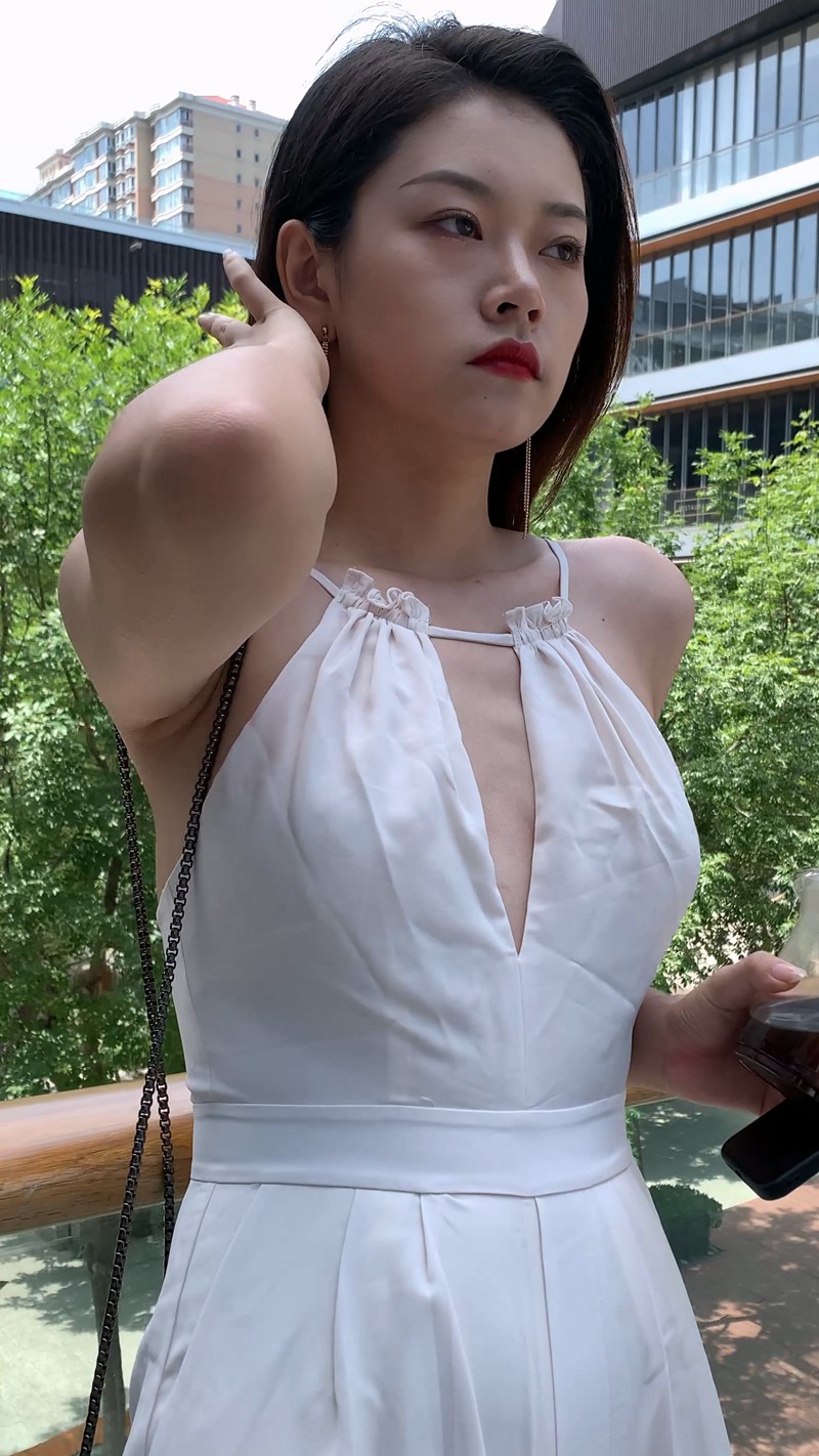 图片[2]-[一始专区] 性感白裤美女-街拍图满多