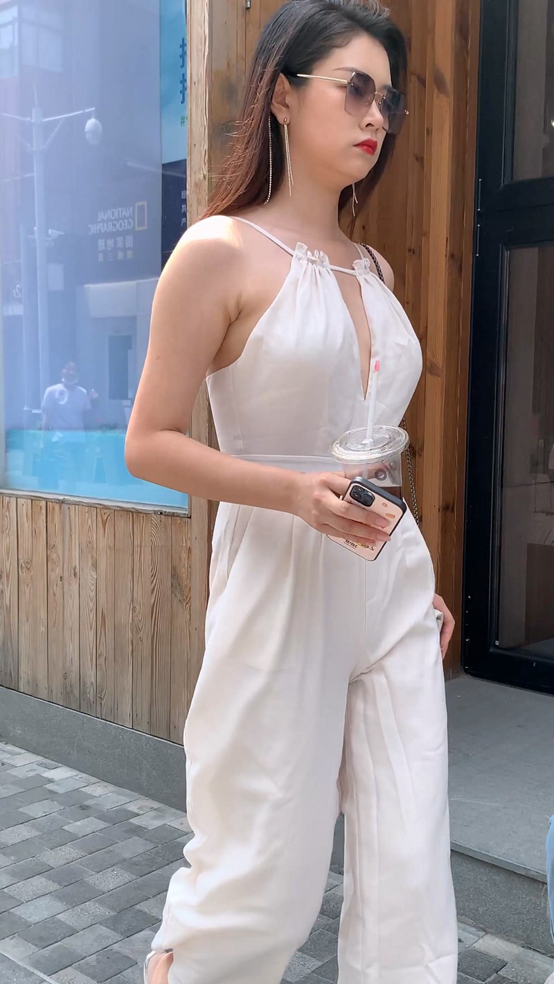 [一始专区] 性感白裤美女-街拍图满多