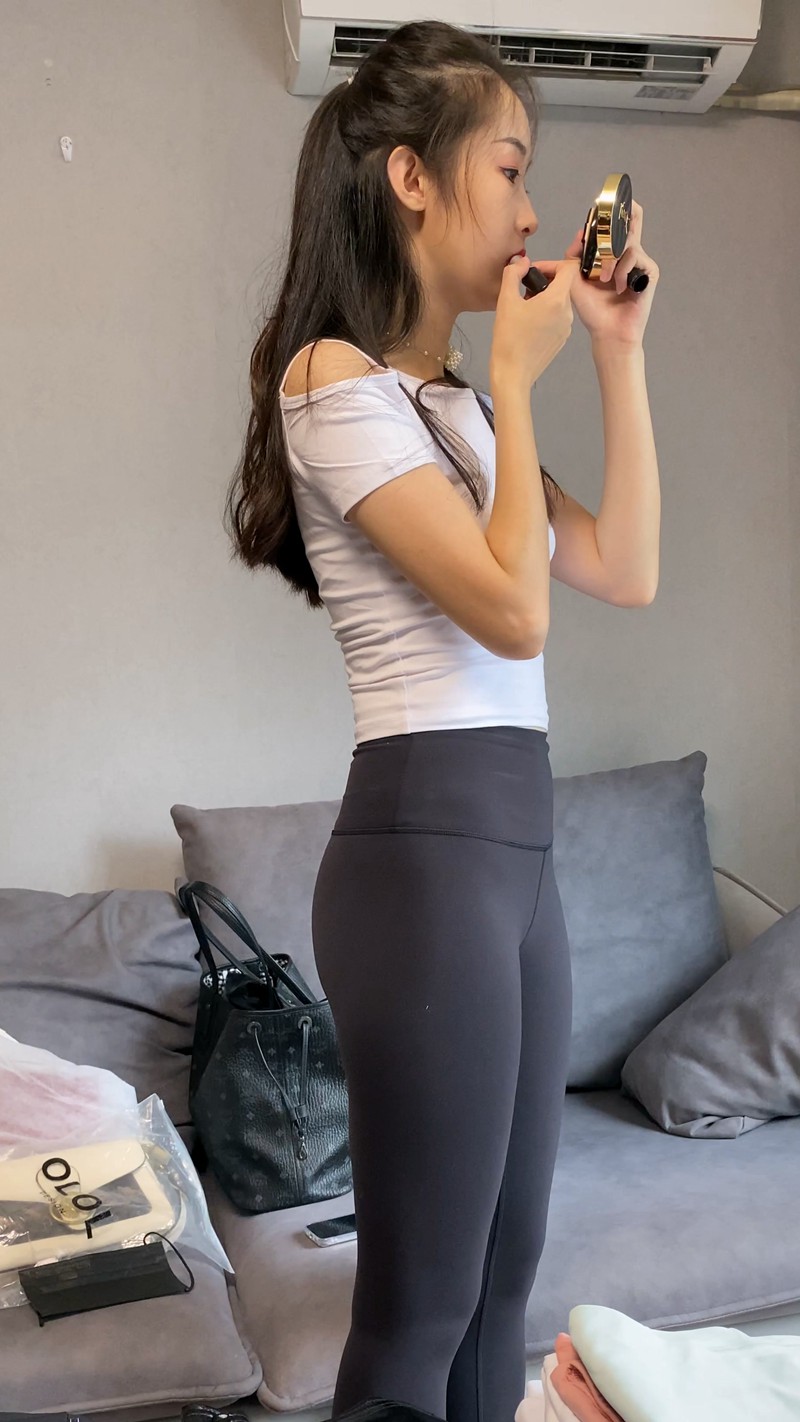 [一只麋鹿专区] 黑色瑜伽裤美女-街拍图满多