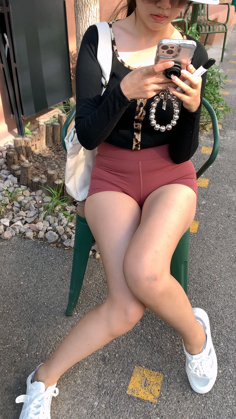 图片[2]-[一始专区] 紧身短裤美女-街拍图满多