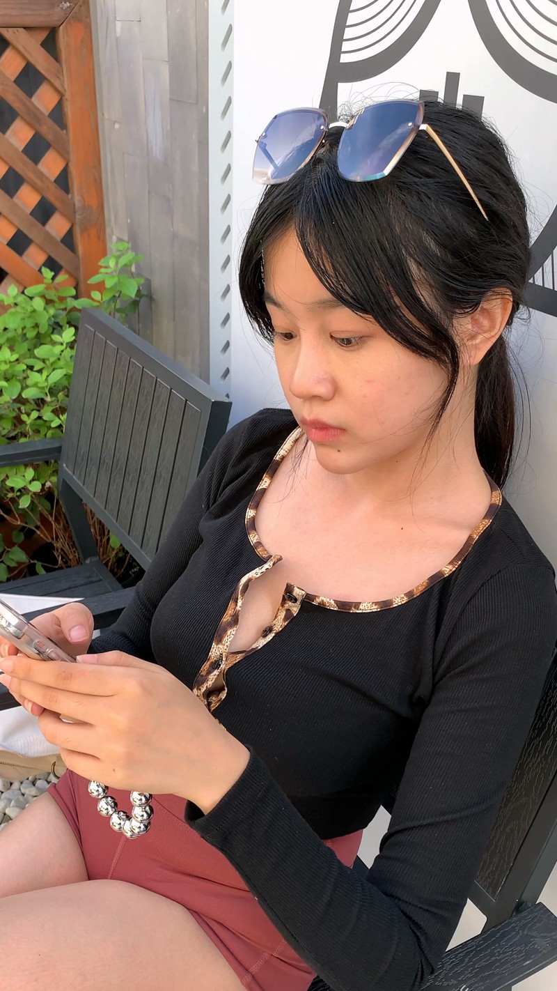 图片[10]-[一始专区] 紧身短裤美女-街拍图满多
