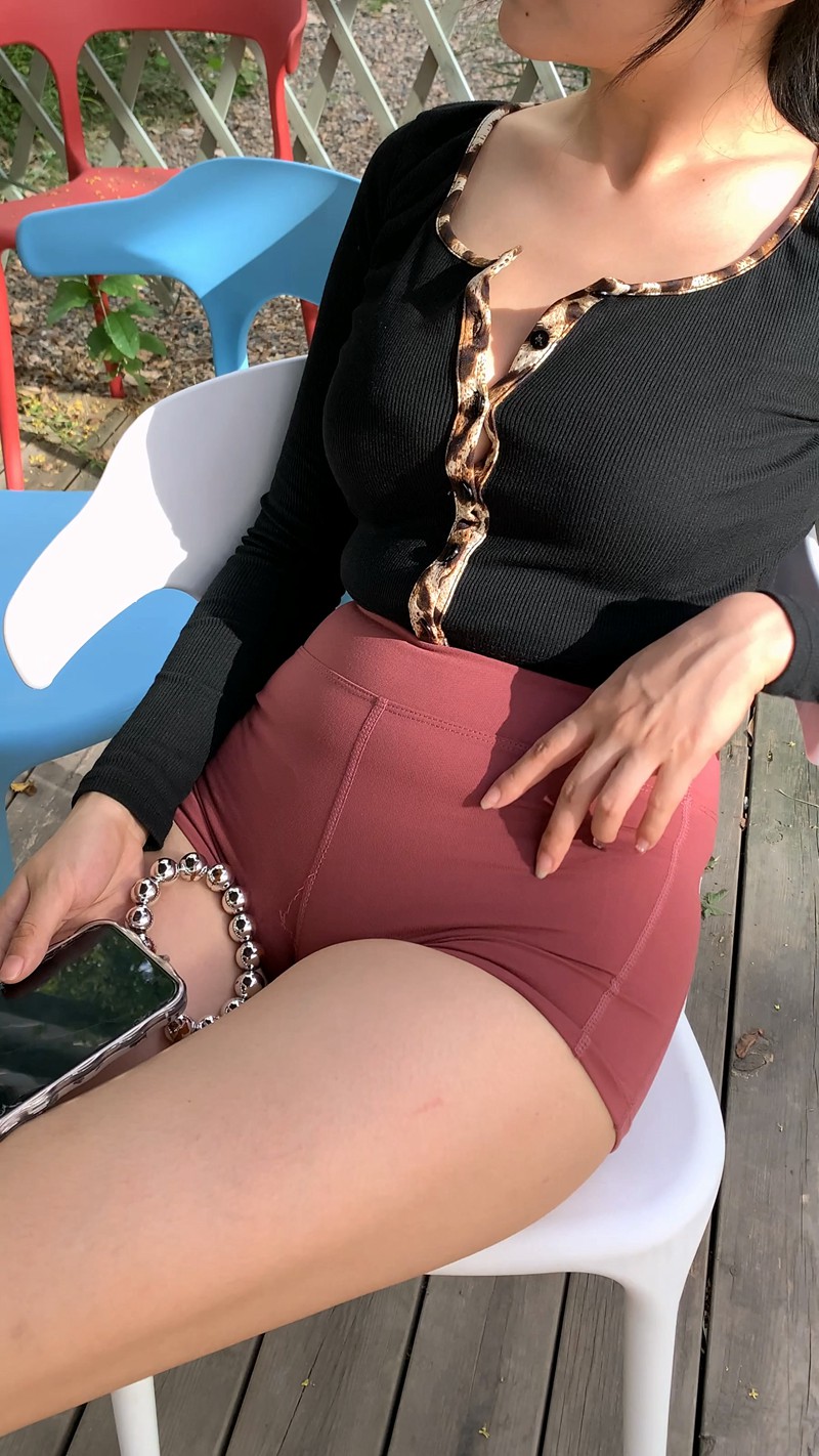 图片[12]-[一始专区] 紧身短裤美女-街拍图满多