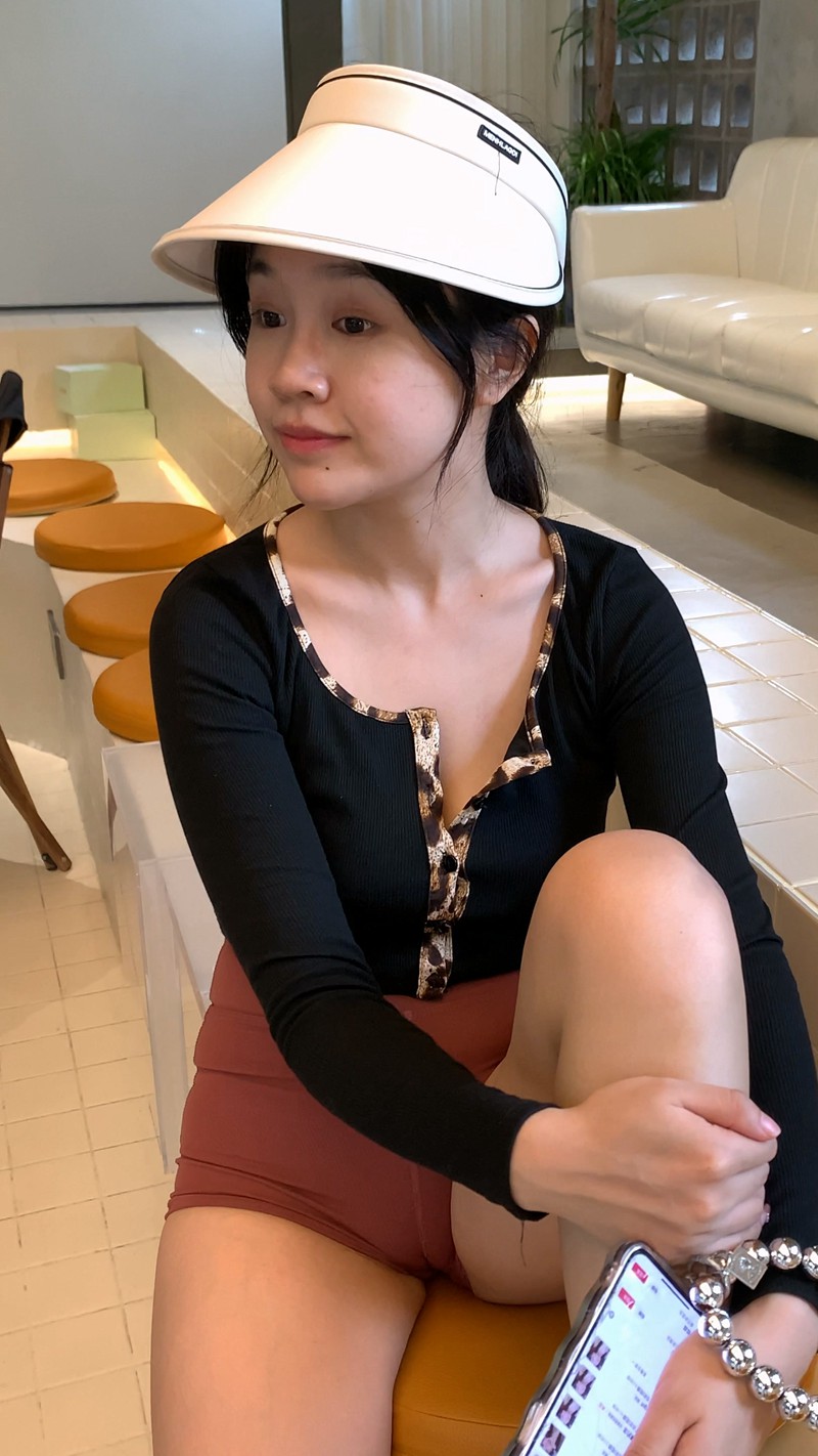 图片[14]-[一始专区] 紧身短裤美女-街拍图满多